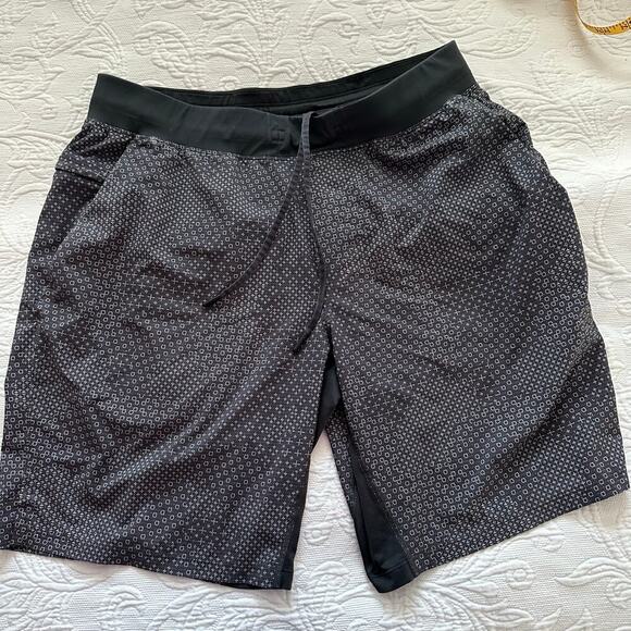 Lululemon Men's Black Gray Geometric Print Drawstring Pull On Shorts Size XL - Picture 1 of 6